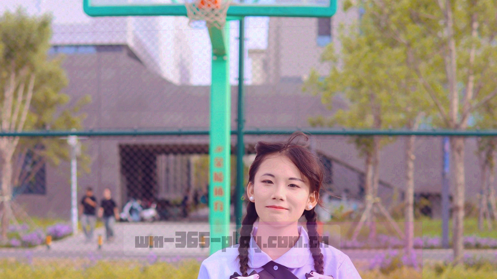 夜间球场外部的建筑线条与灯光网格，几何切割构图，无任何可识别标识